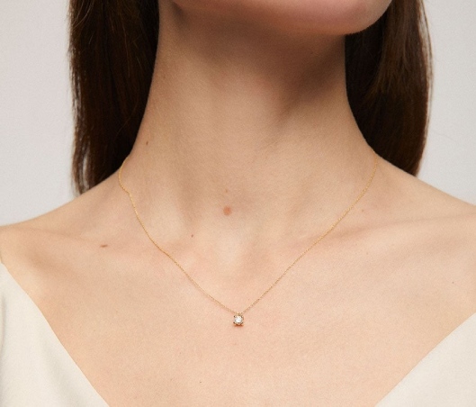 gold-necklace-with-solitaire-diamond